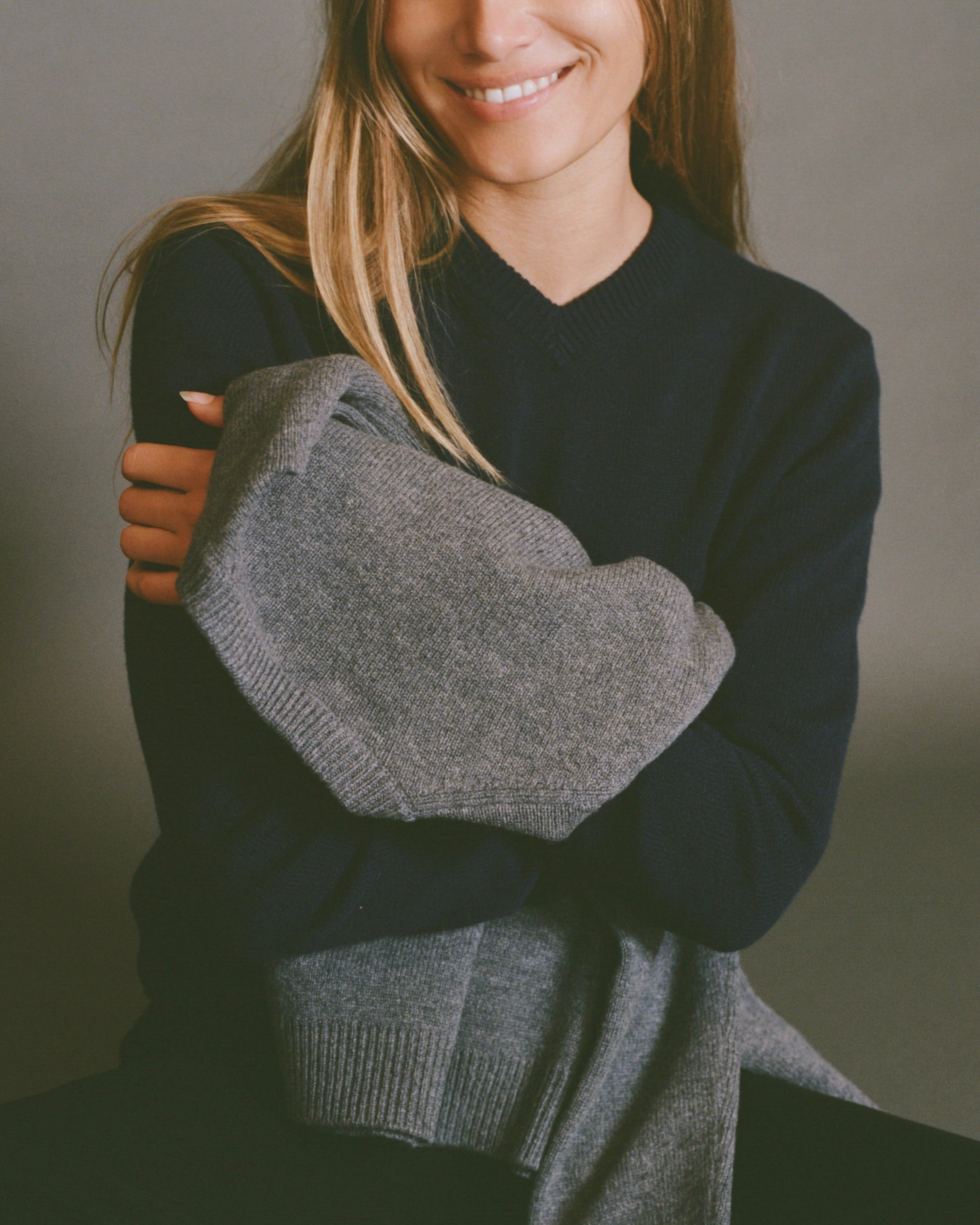 RLT V-NECK SWEATER - MIDNIGHT