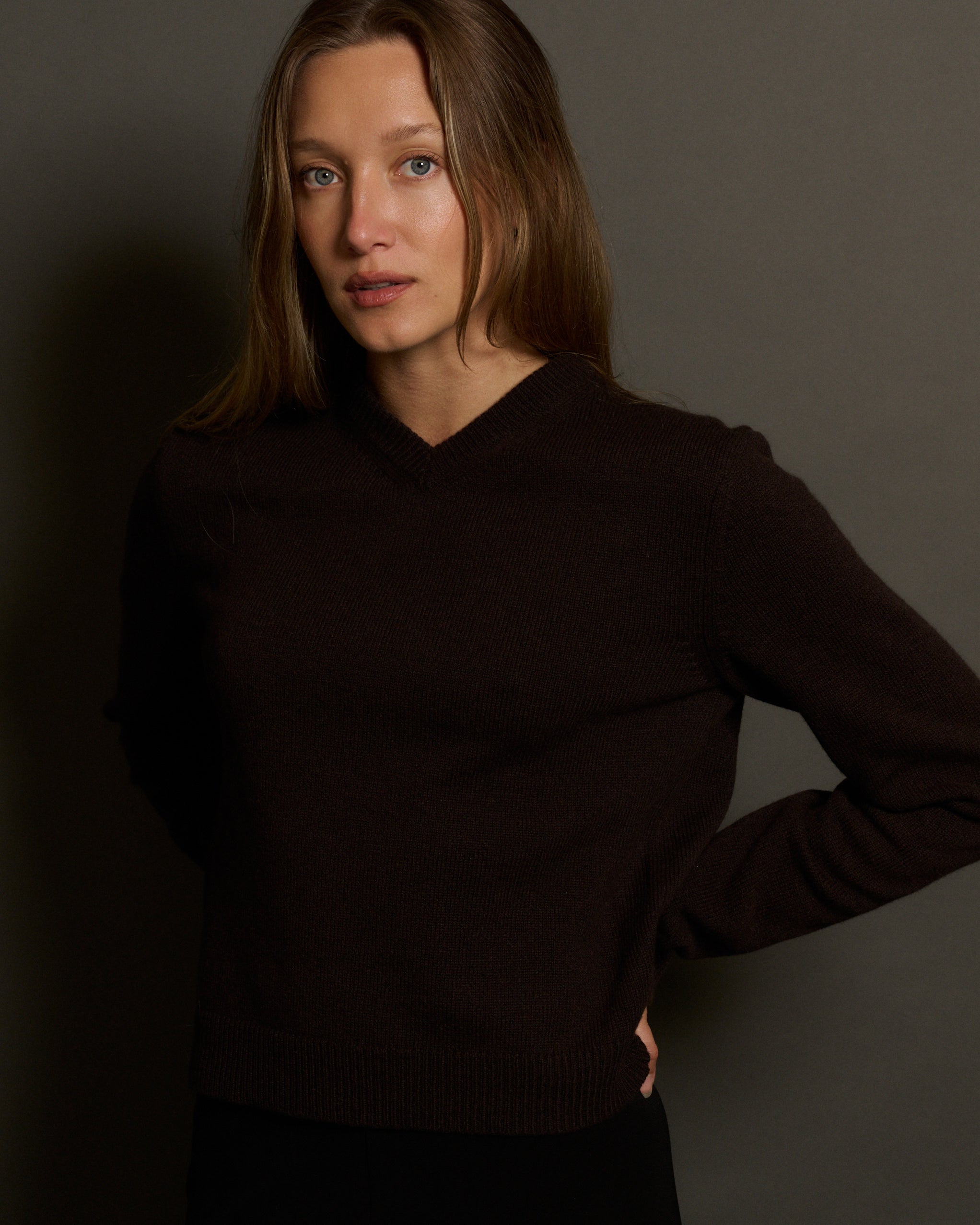 RLT V-NECK SWEATER - CHOCOLATE